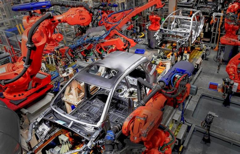 公司车身总拼线实现高密度焊接机器人集成,具备全柔性夹具切换系统,能